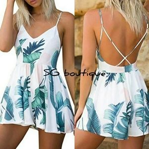🆕⭐White Palm leaf print romper⭐